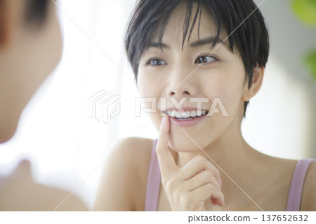 Checking the oral care of young women in their daily lives Checking the oral care of young women in their daily lives 137652632