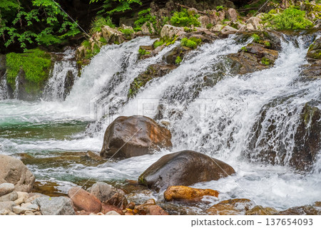 Hirataki Waterfall, a stream-side road in the fresh greenery (Kiyomi-cho, Takayama City, Gifu Prefecture) Hirataki Waterfall, a stream-side road in the fresh greenery (Kiyomi-cho, Takayama City, Gifu Prefecture) 137654093