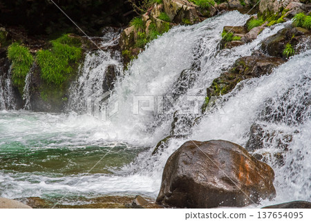 Hirataki Waterfall, a stream-side road in the fresh greenery (Kiyomi-cho, Takayama City, Gifu Prefecture) Hirataki Waterfall, a stream-side road in the fresh greenery (Kiyomi-cho, Takayama City, Gifu Prefecture) 137654095