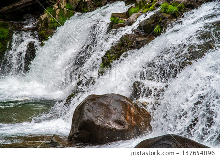 Hirataki Waterfall, a stream-side road in the fresh greenery (Kiyomi-cho, Takayama City, Gifu Prefecture) 137654096