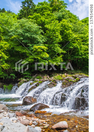 Hirataki Waterfall, a stream-side road in the fresh greenery (Kiyomi-cho, Takayama City, Gifu Prefecture) 137654098
