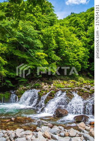 Hirataki Waterfall, a stream-side road in the fresh greenery (Kiyomi-cho, Takayama City, Gifu Prefecture) Hirataki Waterfall, a stream-side road in the fresh greenery (Kiyomi-cho, Takayama City, Gifu Prefecture) 137654101