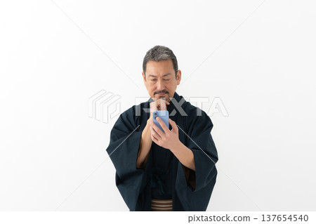 一個穿著和服的男人 一個穿著和服的男人 137654540