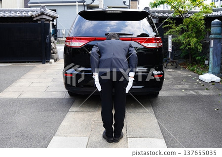 司機鞠躬。 司機鞠躬。 137655035