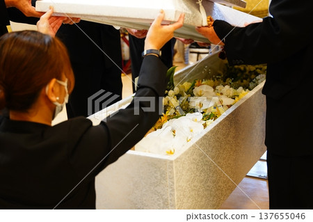 Relatives closing coffin lid Relatives closing coffin lid 137655046