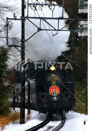 蒸氣機車「大樹二號」（C11325）強勁地行駛在白雪皚皚的鬼怒川鐵路線上… 137655188