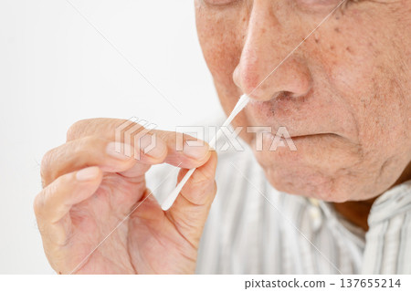 老年男性：鼻腔沖洗 137655214