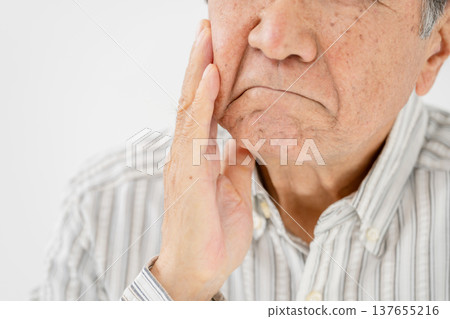 老年男性有法令紋 137655216