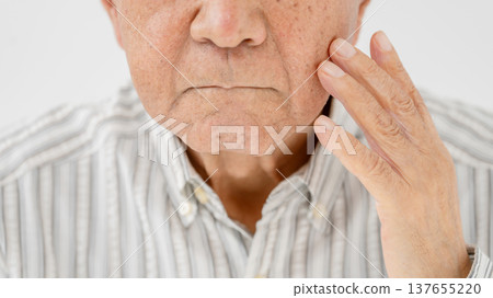 老年男性有法令紋 137655220