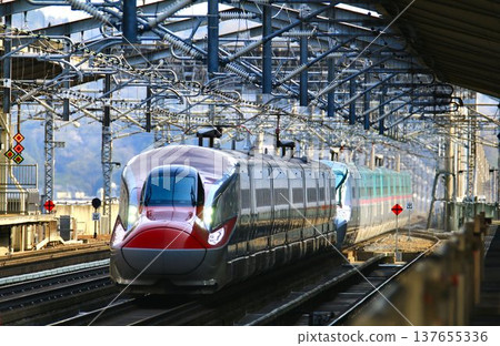 連接秋田和陸奧的秋田新幹線E6系「小町」號列車飛馳過福島站！ 137655336