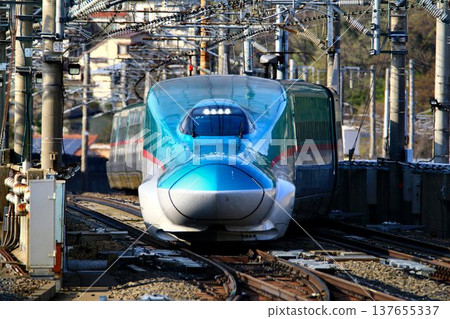 東北新幹線瓶頸...E5系列新幹線通過福島站地面交叉路口 東北新幹線瓶頸...E5系列新幹線通過福島站地面交叉路口 137655337