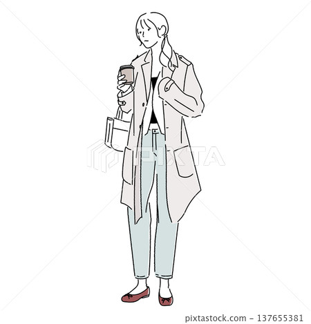一位身穿風衣和牛仔褲的休閒女性,手拿一杯外帶咖啡,全身像。 一位身穿風衣和牛仔褲的休閒女性,手拿一杯外帶咖啡,全身像。 137655381