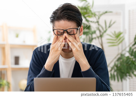 Worried man fatigue 137655405