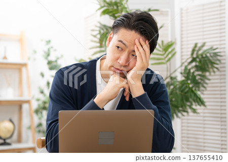 憂慮的男人疲憊 137655410