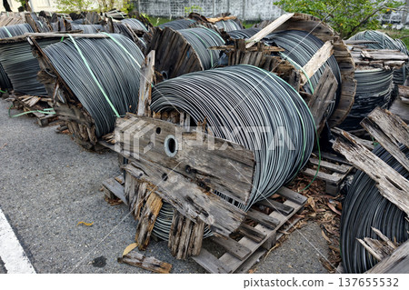 Electric galvanized steel wire on big wooden reels Electric galvanized steel wire on big wooden reels 137655532