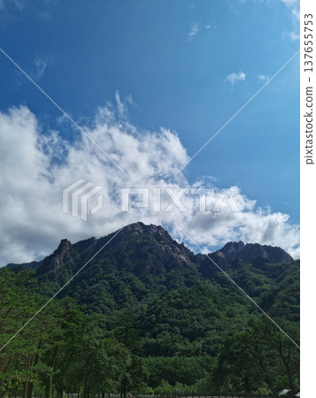 This is the scenery of Seoraksan National Park. 137655753