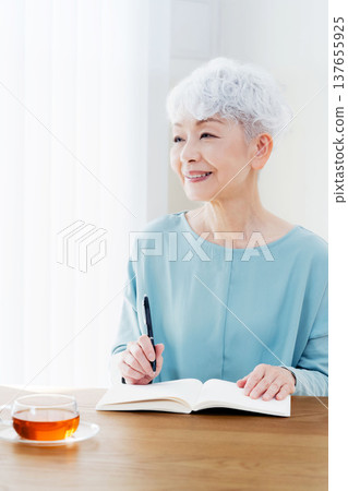 老年女性撰寫臨終筆記 137655925