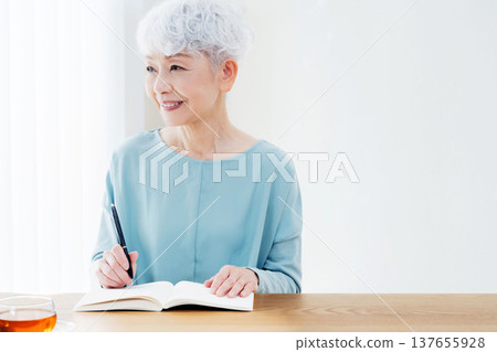 老年女性撰寫臨終筆記 137655928