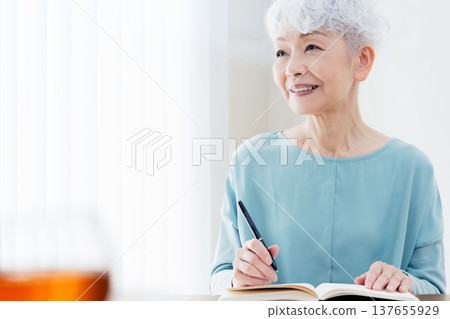 老年女性撰寫臨終筆記 137655929