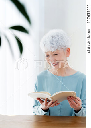 Senior woman reading 137655931