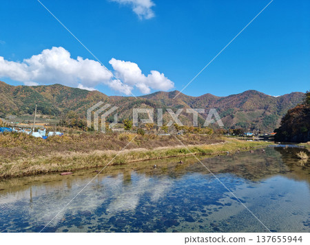 This is a riverside scene in Mungyeong, Jeollabuk-do. 137655944