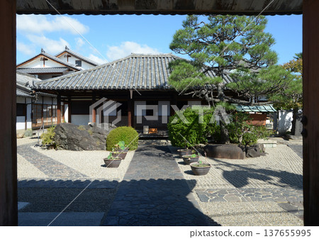 View of the temple grounds from the main gate of Jūrin-in Temple in Nara-machi, Nara City. 137655995