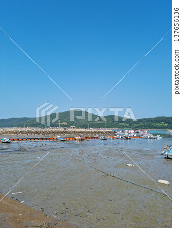 This is the seascape of Seoneupdo, Korea. This is the seascape of Seoneupdo, Korea. 137656136