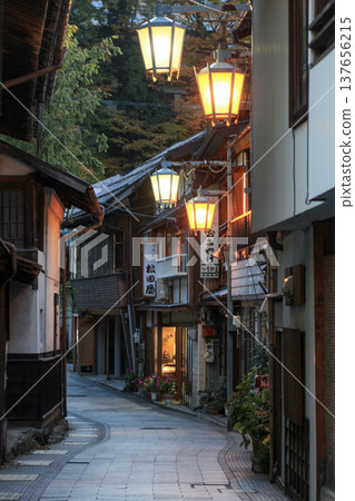 澀溫泉夜景街景 137656215