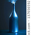 時尚的金屬瓶身散發著藍光，瓶口升起夢幻般的白色煙霧，質地清涼舒爽。 137656592
