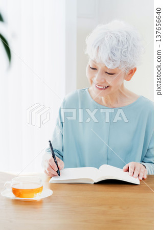 老年女性撰寫臨終筆記 137656640