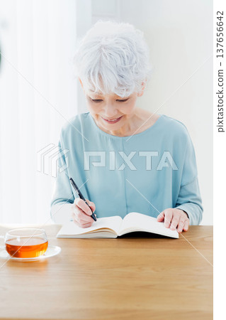 老年女性撰寫臨終筆記 137656642