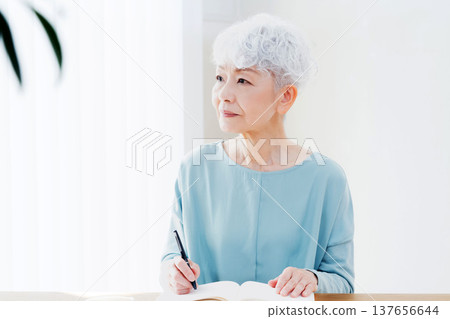 老年女性撰寫臨終筆記 137656644