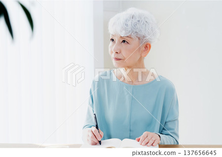 老年女性撰寫臨終筆記 137656645