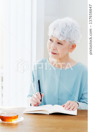 老年女性撰寫臨終筆記 137656647