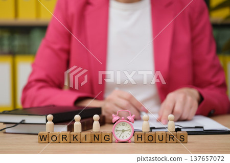 Creative approach to time management during working hours in a professional setting with focus on productivity Creative approach to time management during working hours in a professional setting with focus on productivity 137657072