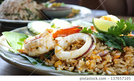 Seafood Fried Rice with Shrimp and Squid 137657105