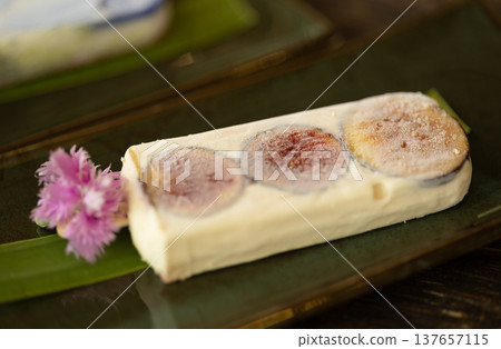 Ice cream bar mixed with fresh figs and Vanilla Greek yogurt 137657115