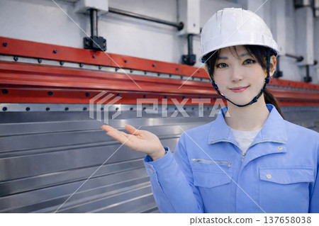 女員工在折彎機上操作鐵廠設備 女員工在折彎機上操作鐵廠設備 137658038