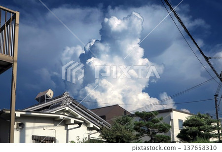 積雨雲,夏日景色 積雨雲,夏日景色 137658310