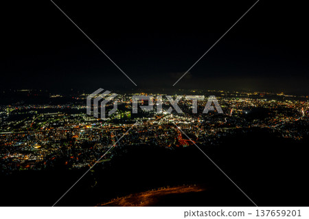 Night view of Kitakyushu City from the Mt. Sarakura observation deck 137659201