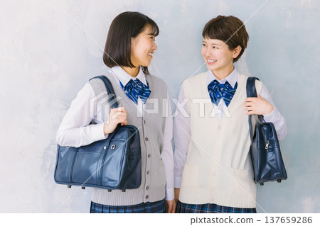 笑容燦爛、關係親密的高中女生 137659286