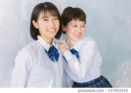 笑容燦爛、關係親密的高中女生 笑容燦爛、關係親密的高中女生 137659350