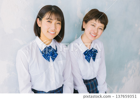 笑容燦爛、關係親密的高中女生 笑容燦爛、關係親密的高中女生 137659351