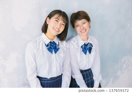 笑容燦爛、關係親密的高中女生 笑容燦爛、關係親密的高中女生 137659372