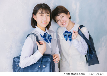 笑容燦爛、關係親密的高中女生 笑容燦爛、關係親密的高中女生 137659376