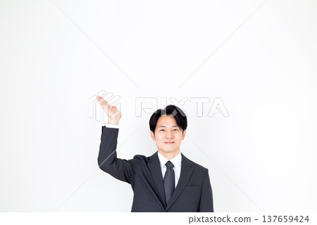 穿西裝的中年男性商人 137659424