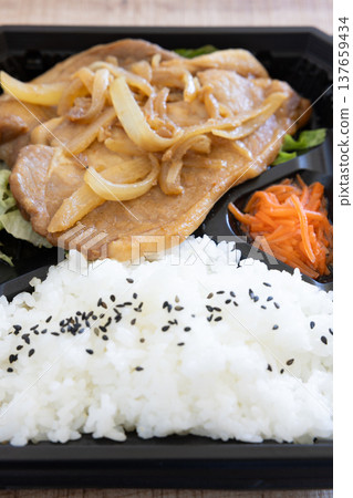 美味的豬肉薑烤午餐 美味的豬肉薑烤午餐 137659434