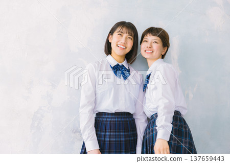 笑容燦爛、關係親密的高中女生 137659443