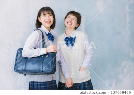 笑容燦爛、關係親密的高中女生 笑容燦爛、關係親密的高中女生 137659469
