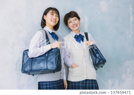 笑容燦爛、關係親密的高中女生 笑容燦爛、關係親密的高中女生 137659471